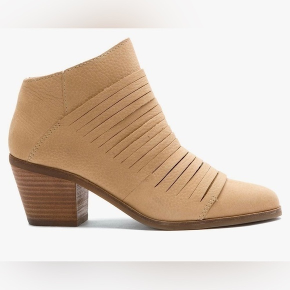 Lucky Brand leather slit front heeled ankle boots size 9.5